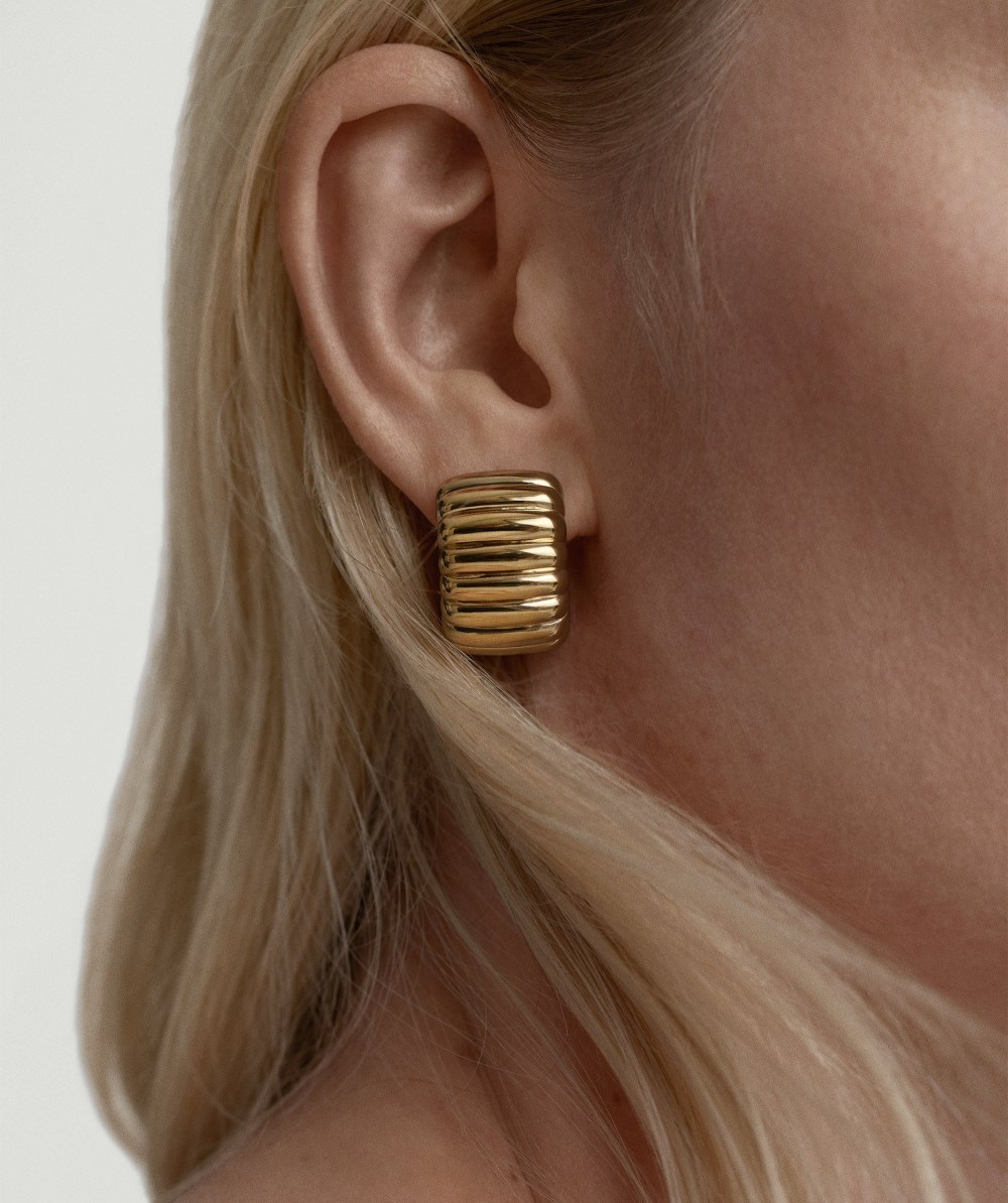 Mejuri Wide Charlotte Hoops - Gold Vermeil Canada Store